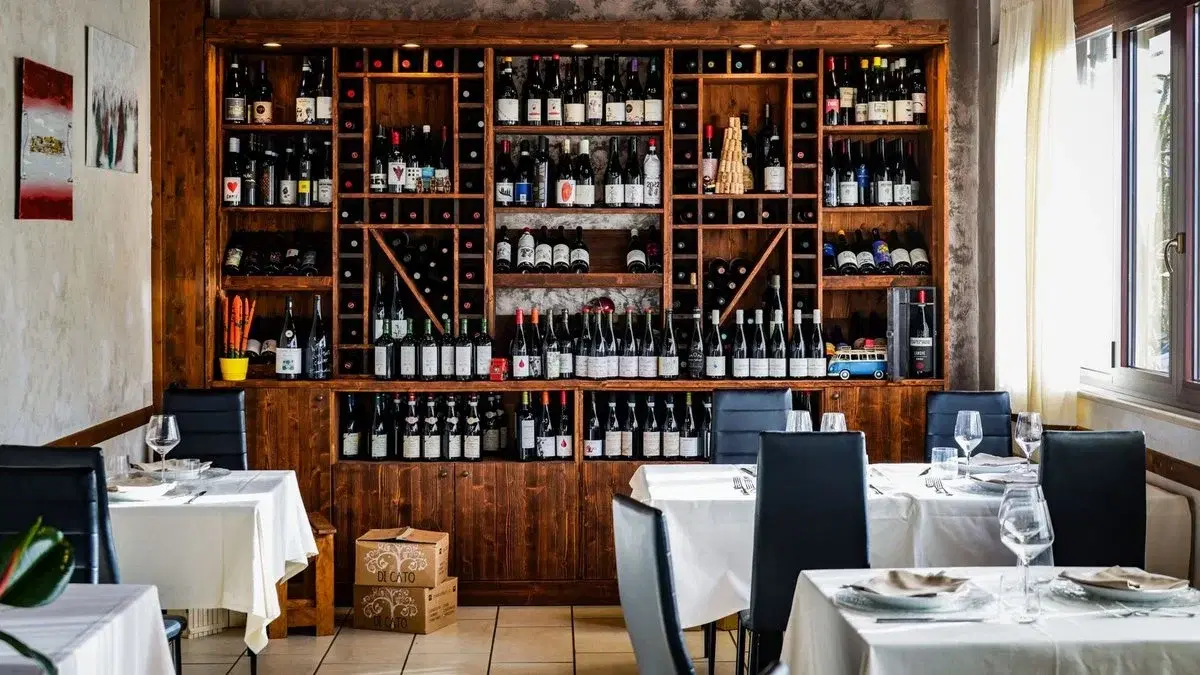 Sala di un ristorante apparecchiata