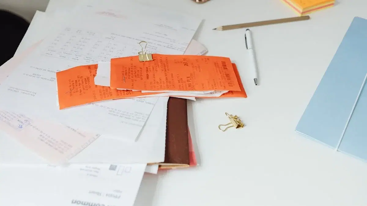 Cartelle e documenti impilati su una scrivania