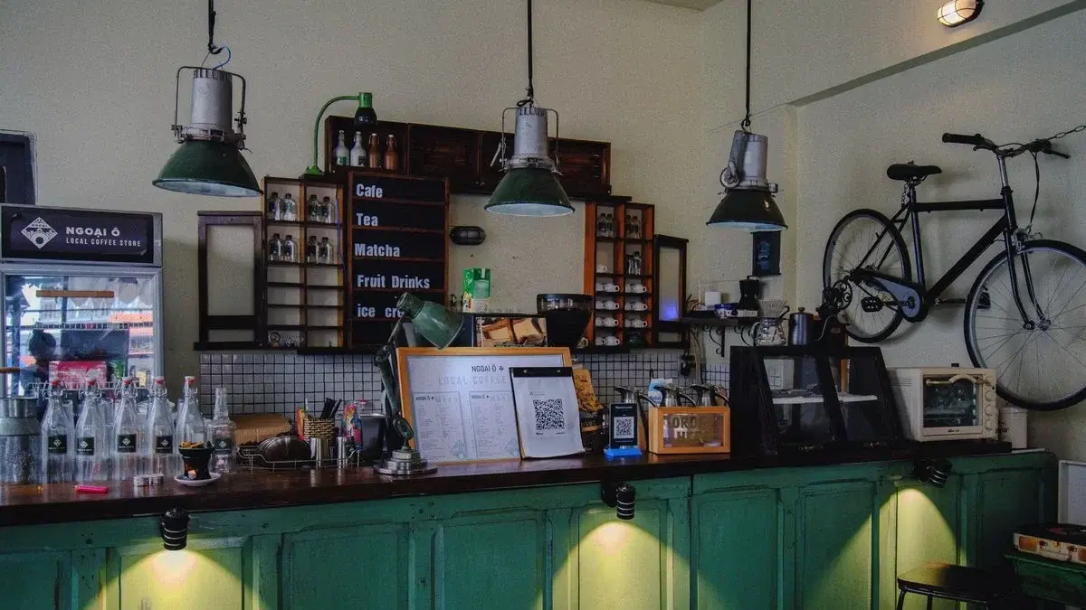 Banco di un bar con la macchina del caffè
