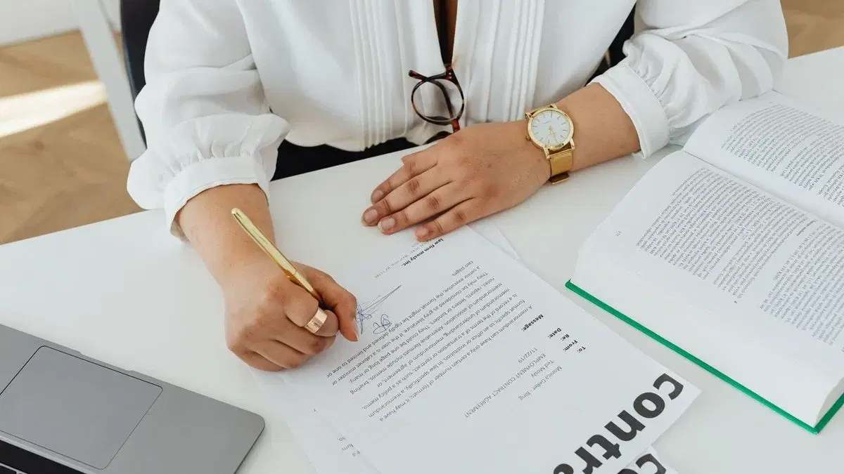 Firma di un contratto su una scrivania